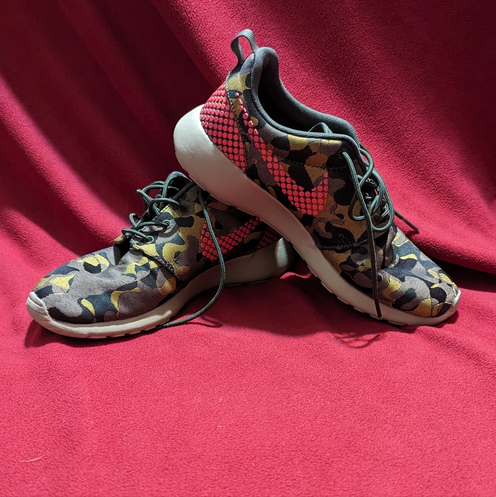 Women's Nike Roshe One Sneakers Green Camo Pink Swoosh Size 8 EUC Nearly New